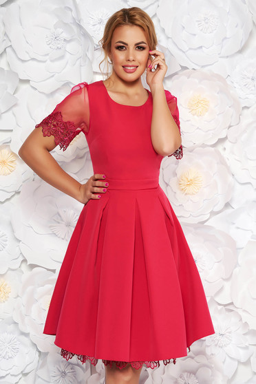Rochie fuchsia de ocazie in clos maneci scurte, transparente din stofa usor elastica