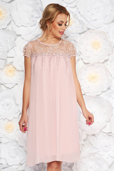 Rochie rosa de ocazie cu croi larg din voal cu maneci din dantela cu aplicatii florale