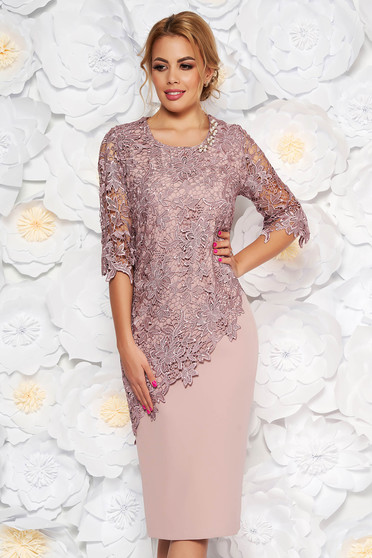 Rochie rosa de ocazie midi cu maneca 3/4 cu un croi mulat din stofa usor elastica suprapunere cu dantela