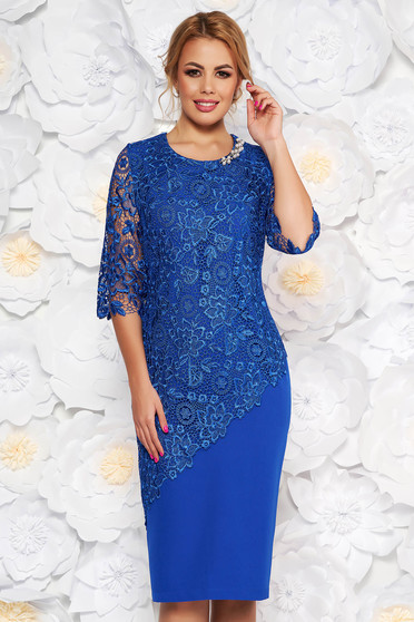 Rochie albastra de ocazie midi cu maneca 3/4 cu un croi mulat din stofa usor elastica suprapunere cu dantela