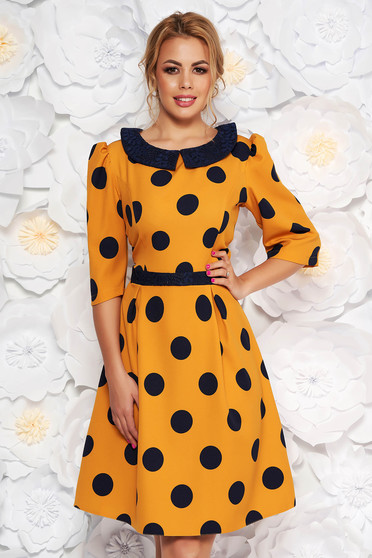 Rochie LaDonna mustarie eleganta de zi in clos din stofa subtire usor elastica cu buline si guler rotunjit