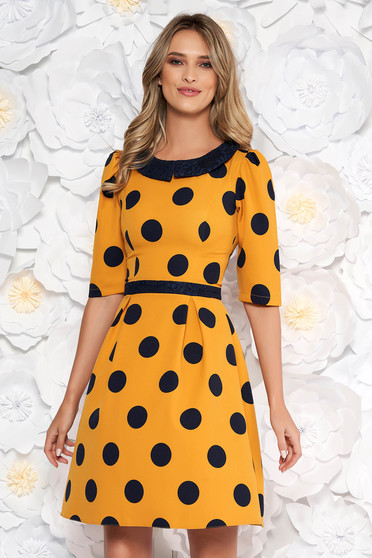Rochie LaDonna mustarie eleganta de zi in clos din stofa subtire usor elastica cu buline cu guler rotunjit