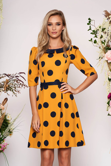 Rochie LaDonna mustarie eleganta de zi in clos din stofa subtire usor elastica cu buline si guler rotunjit