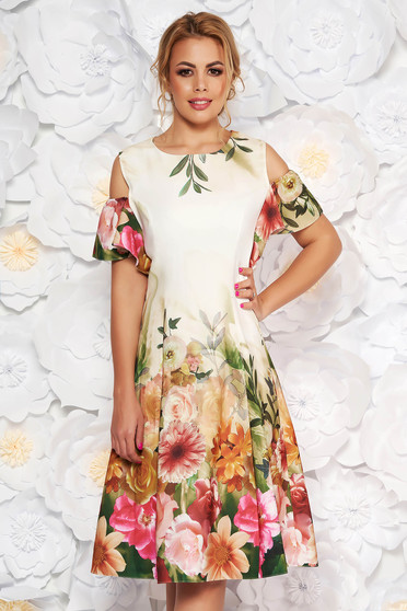 Rochie crem eleganta cu umeri decupati cu maneca scurta in clos din stofa usor elastica