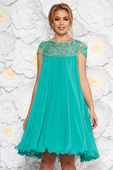 Rochie Artista mint de ocazie cu croi larg din voal captusita pe interior cu insertii de broderie