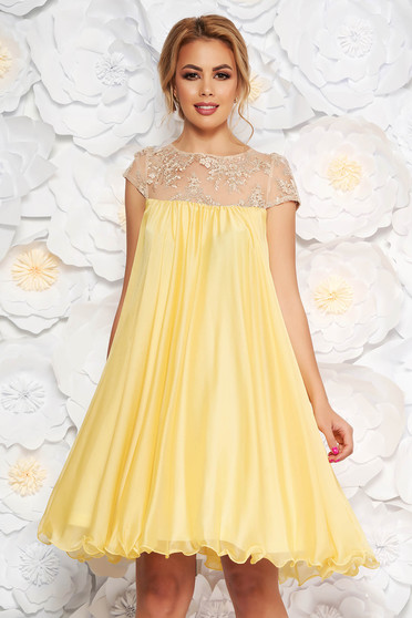 Rochie Artista galbena de ocazie cu croi larg din voal captusita pe interior cu insertii de broderie