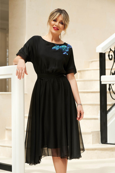 Rochie StarShinerS neagra de ocazie in clos cu elastic in talie accesorizata cu cordon