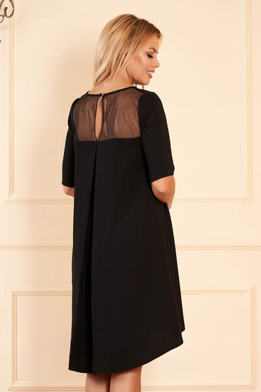 Rochie StarShinerS neagra midi eleganta asimetrica din stofa cu maneci scurte accesorizata cu brosa cu decolteu rotunjit
