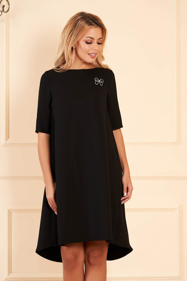 Rochie StarShinerS neagra midi eleganta asimetrica din stofa cu maneci scurte accesorizata cu brosa cu decolteu rotunjit