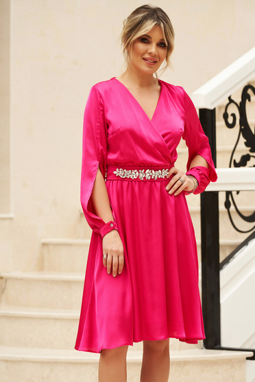Rochie StarShinerS fuchsia eleganta in clos din voal cu maneci decupate cu decolteu in v accesorizata cu cordon