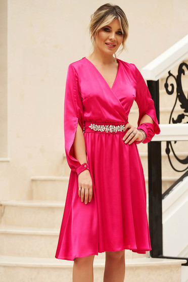 Rochie StarShinerS fuchsia eleganta in clos din voal cu maneci decupate cu decolteu in v accesorizata cu cordon