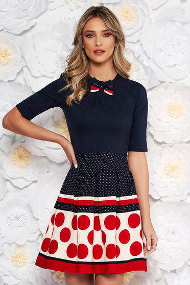Camasa dama Fofy albastra-inchis cu brosa rosie office cu un croi mulat din bumbac usor elastic accesorizata cu o fundita