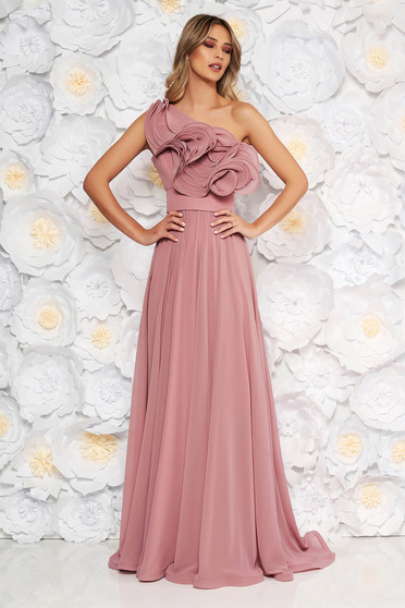 Rochie Ana Radu roz deschis de lux pe umar din voal captusita pe interior cu volanase accesorizata cu cordon