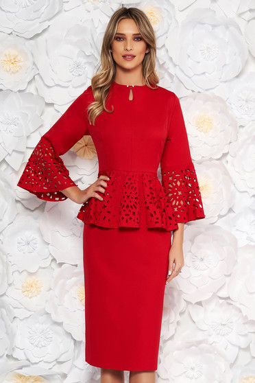 Rochie rosie de ocazie tip creion din material fin la atingere cu peplum cu decupaje in material