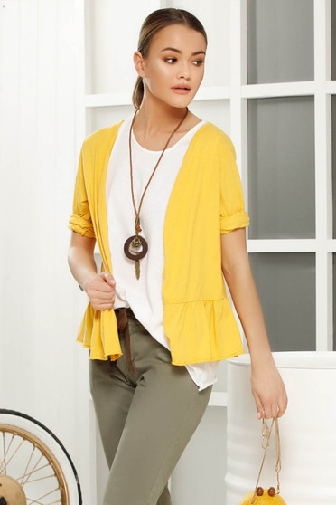 Set galben casual cu cardigan scurt si top cu croi larg accesorizat cu lantisor