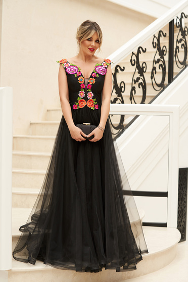 Rochie StarShinerS neagra lunga in clos din tul cu broderie aplicata manual