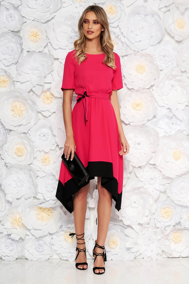 Rochie roz asimetrica in clos cu maneca scurta cu elastic in talie accesorizata cu cordon