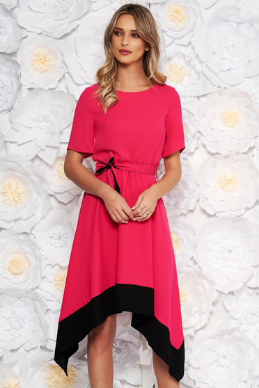 Rochie roz asimetrica in clos cu maneca scurta cu elastic in talie accesorizata cu cordon