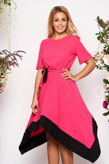 Rochie roz asimetrica in clos cu maneca scurta cu elastic in talie accesorizata cu cordon