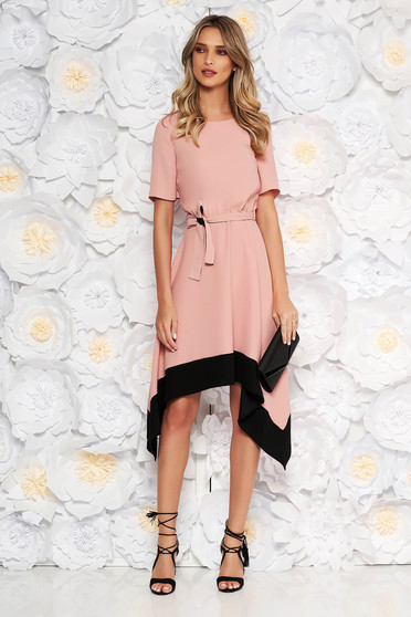 Rochie roz deschis asimetrica in clos cu maneca scurta cu elastic in talie accesorizata cu cordon