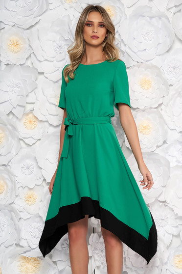 Rochie verde asimetrica in clos cu maneca scurta cu elastic in talie accesorizata cu cordon