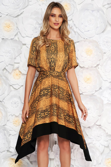 Rochie mustarie asimetrica in clos cu elastic in talie cu maneci scurte accesorizata cu cordon
