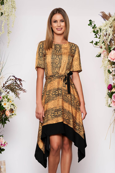 Rochie mustarie asimetrica in clos cu elastic in talie cu maneci scurte accesorizata cu cordon