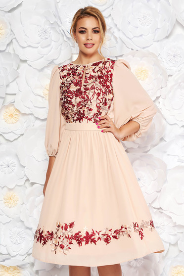 Rochie LaDonna crem de ocazie in clos din voal captusita pe interior cu aplicatii de dantela