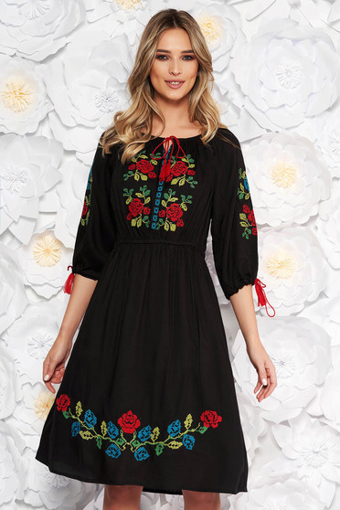 Rochie neagra de zi in clos cu elastic in talie din bumbac neelastic broderie in fata