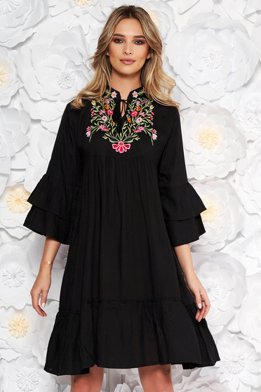 Rochie neagra de zi cu croi larg din bumbac neelastic accesorizata cu snur broderie in fata