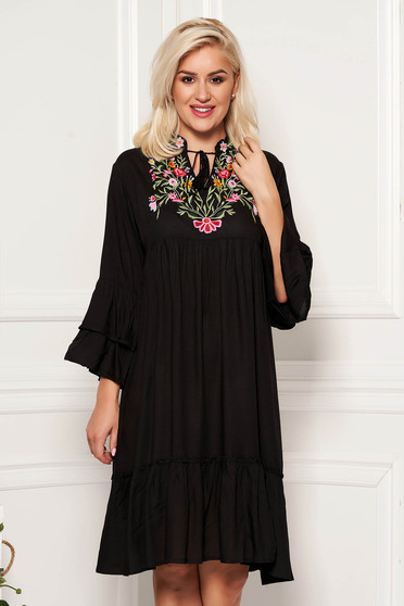Rochie neagra de zi din bumbac neelastic cu croi larg accesorizata cu snur si broderie pe bust