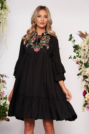 Rochie neagra de zi din bumbac neelastic cu croi larg accesorizata cu snur si broderie pe bust