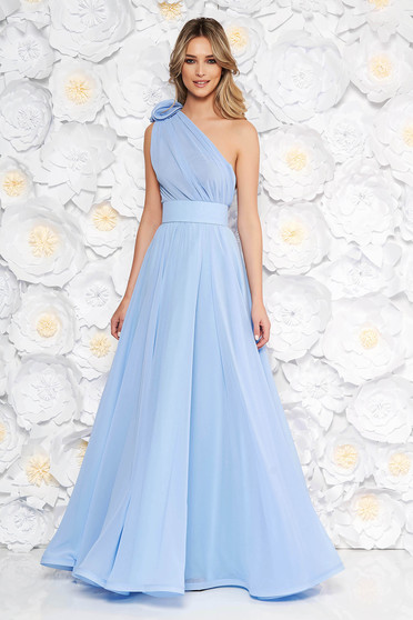 Rochie Ana Radu albastra-deschis de lux pe umar din voal accesorizata cu cordon