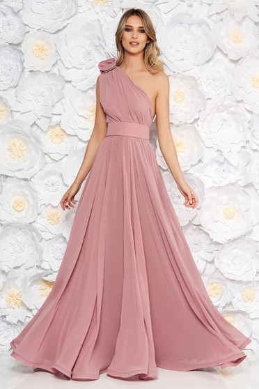Rochie Ana Radu roz prafuit de lux in clos din voal pe umar accesorizata cu cordon si aplicatii florale
