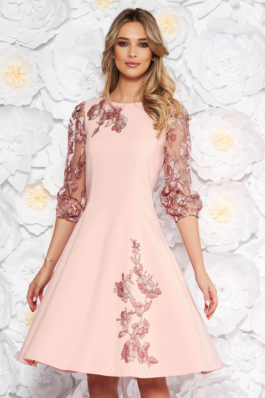 Rochie LaDonna rosa eleganta in clos cu maneci trei-sferturi cu insertii de broderie