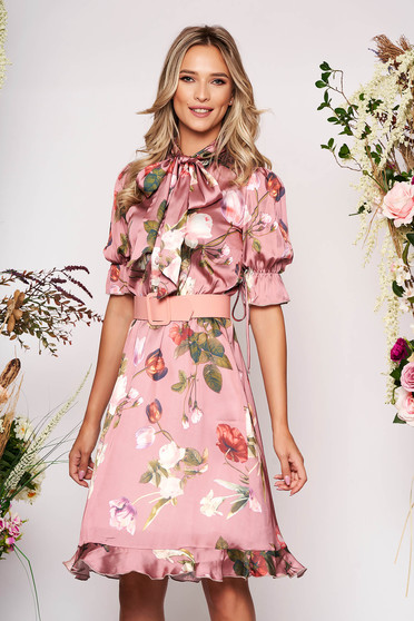 Rochie PrettyGirl roz deschis midi eleganta in clos cu elastic in talie cu guler tip esarfa si curea detasabila