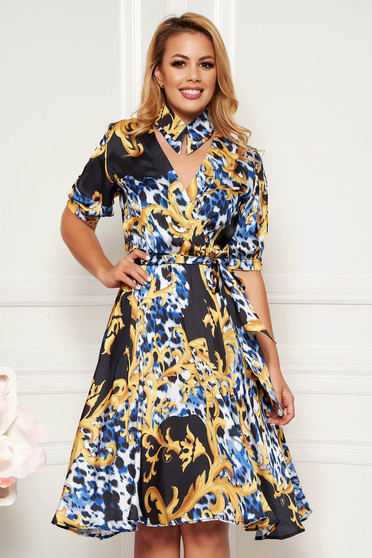Rochie PrettyGirl albastra de zi din material satinat in clos cu elastic in talie cu decolteu in v accesorizata cu cordon