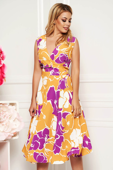 Rochie mustarie de zi in clos cu decolteu in v din material fin la atingere cu imprimeuri florale