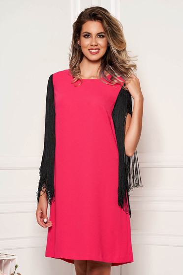Rochie roz de ocazie din material neelastic cu croi larg si maneci din franjuri