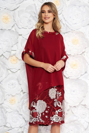 Compleu visiniu elegant cu rochie cu un croi drept suprapunere cu voal cu insertii de broderie