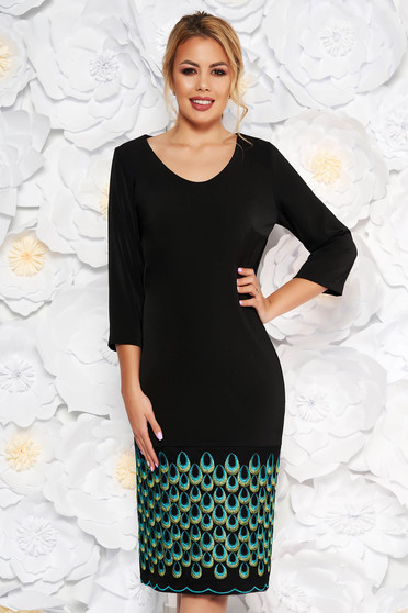 Rochie neagra eleganta cu maneca 3/4 cu un croi drept din stofa usor elastica