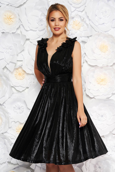 Rochie LaDonna neagra de ocazie in clos cu decolteu in v din material lucios cu aplicatii florale