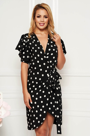 Rochie PrettyGirl neagra de zi cu un croi mulat cu maneci bufante din material fin la atingere cu buline