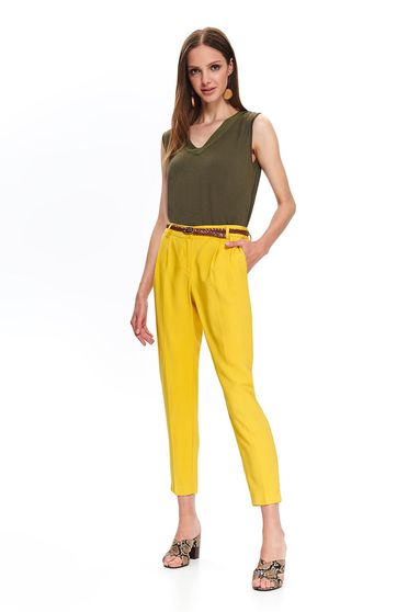 Pantaloni Top Secret galbeni conici cu talie medie din material vaporos cu accesoriu tip curea
