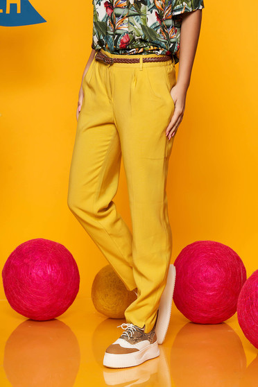 Pantaloni Top Secret galbeni conici cu talie medie din material vaporos cu accesoriu tip curea