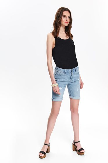 Pantalon scurt Top Secret albastru-deschis casual mulat cu talie medie din bumbac