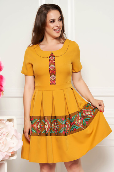 Rochie mustarie eleganta de zi in clos cu maneca scurta cu guler rotunjit cu detalii brodate