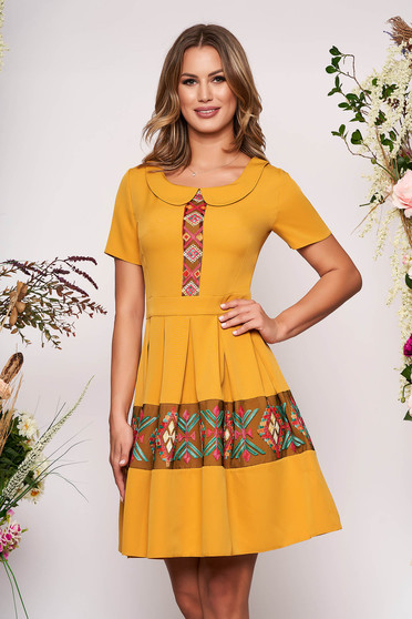 Rochie mustarie scurta eleganta de zi in clos cu maneca scurta cu guler rotunjit si brodata