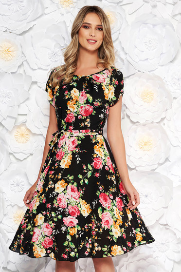 Rochie neagra de zi in clos cu maneca scurta din material subtire cu imprimeuri florale