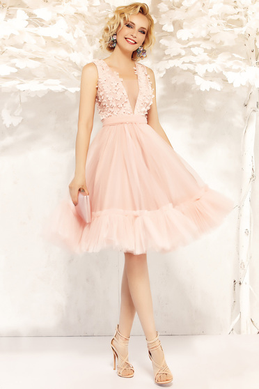 Rochie Fofy roz prafuit de ocazie in clos din tul captusita pe interior cu decolteu in v